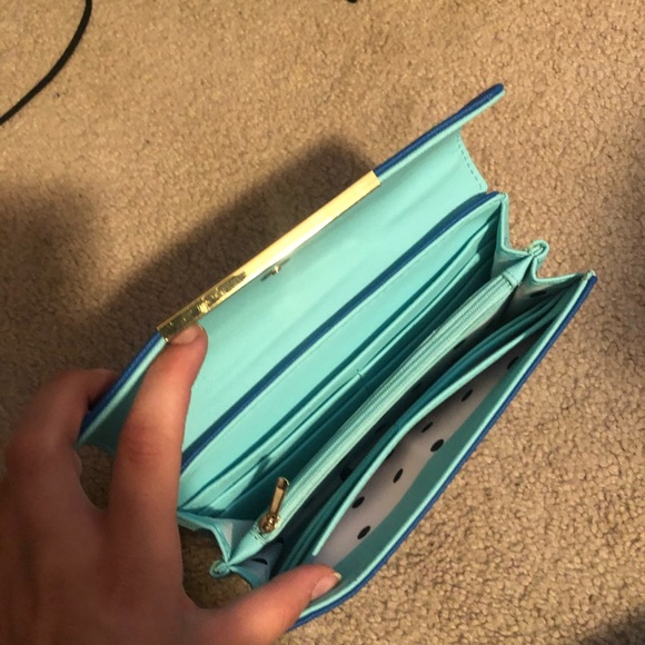 Wallet (comes with free pop socket) - Picture 2 of 3